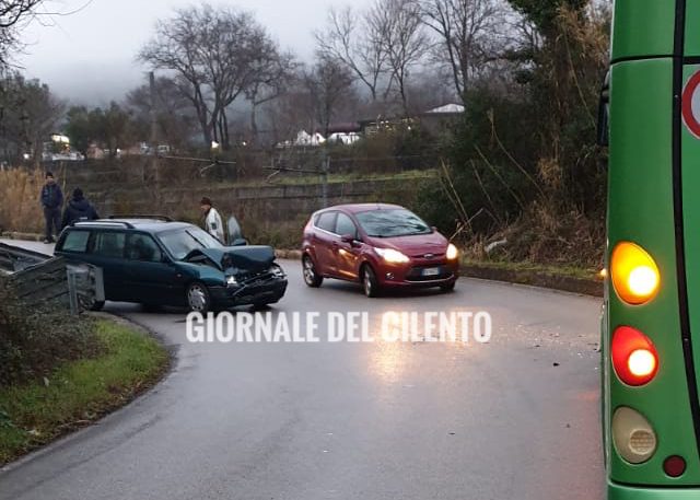 Poderia, auto sbanda e impatta contro un pullman