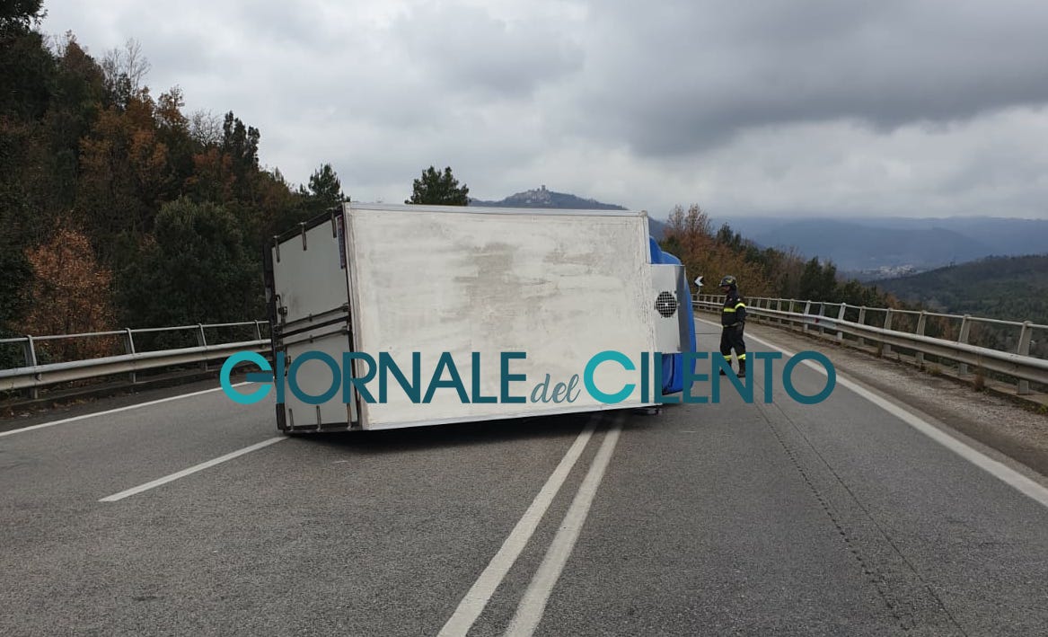 Scontro sulla Cilentana, camion si ribalta