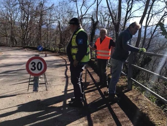 Pulizie fai da te tra Alfano e Laurito, amministratori e volontari al lavoro sulle strade