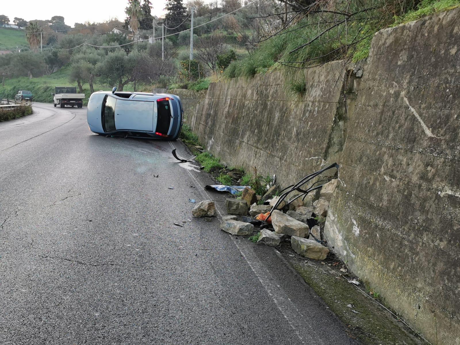 Incidente stradale, auto si ribalta tra Agropoli e Castellabate