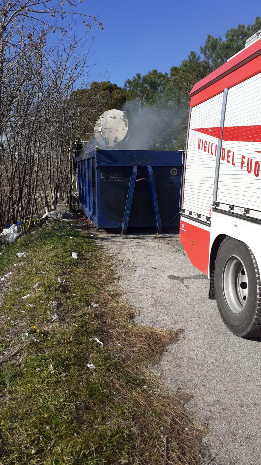 Container di rifiuti in fiamme sull’autostrada a Sala Consilina: al lavoro i vigili del fuoco