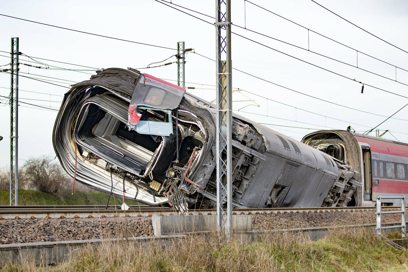 Treno deragliato, rilievi su binari: carrozze trascinate per 400 metri