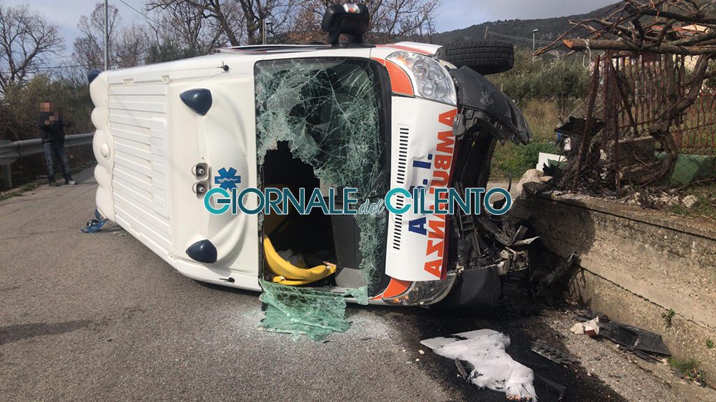 Cilento, ambulanza si schianta: intera equipe in ospedale