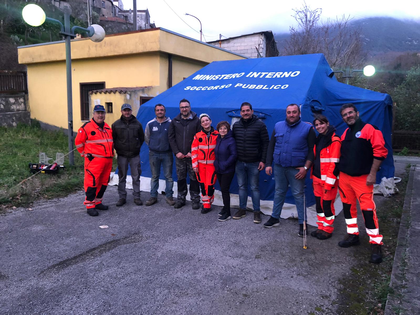 Casaletto Spartano, montata tenda per il pre-triage davanti al Saut