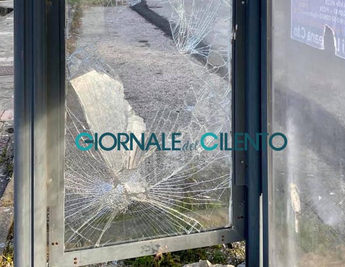 Vandali danneggiano pensilina dell’autobus