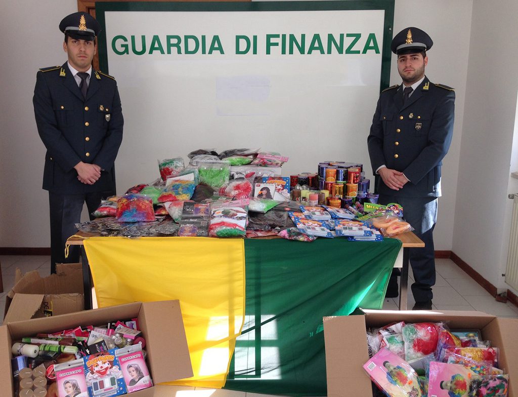 Carnevale, Finanza sequestra 300 mila articoli non sicuri: 15 nei guai