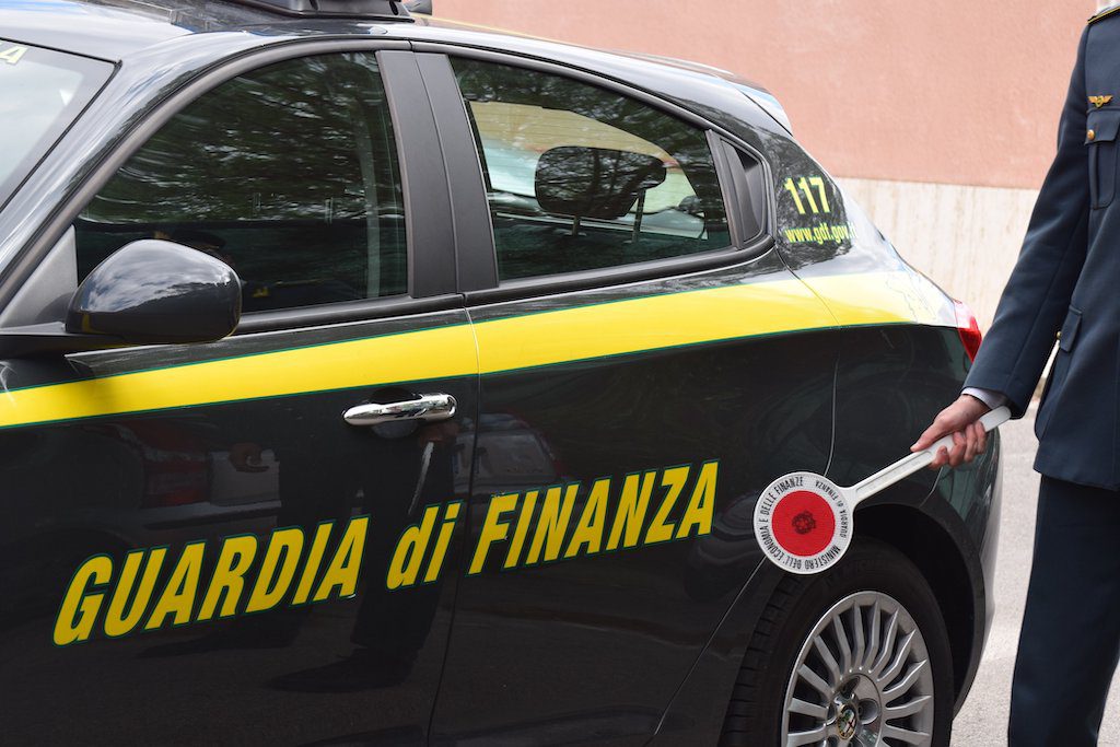 Polla, cisterne gasolio abusive: blitz Finanza