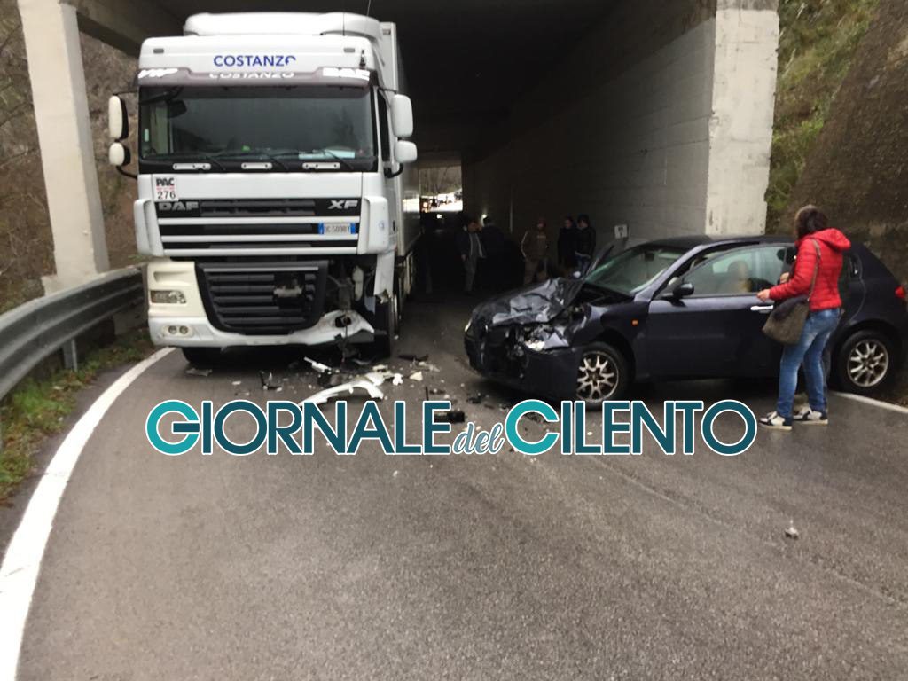 Cilento, strada bagnata: camion contro auto