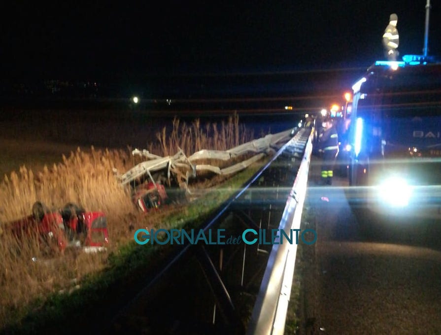 Incidente tra Sala Consilina e Padula, bisarca perde il carico: 5 auto nella scarpata