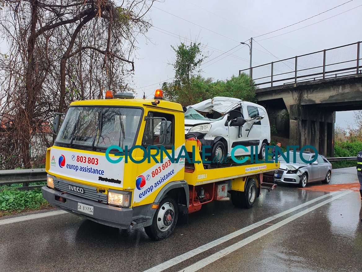 Camion perde sponda e colpisce auto: due feriti, uno è grave