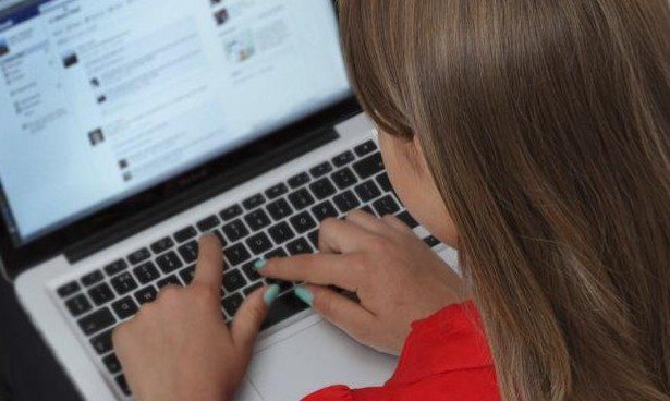 Vallo di Diano, adesca 15enne su Facebook: si indaga su 60enne