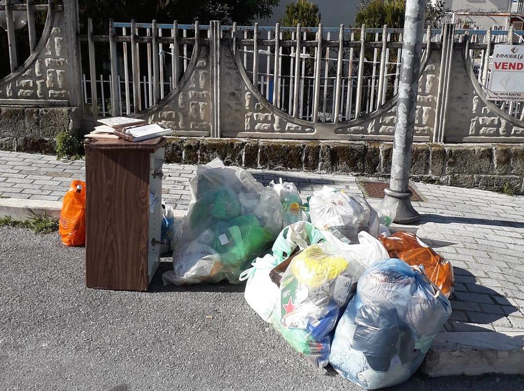 Agropoli, cumuli di rifiuti abbandonati, la denuncia dei residenti