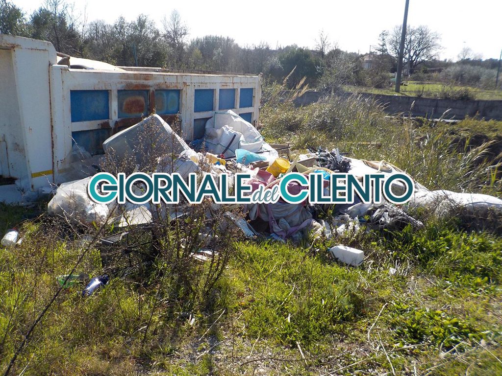 Cilento, la denuncia: discarica vicino al fiumiciattolo