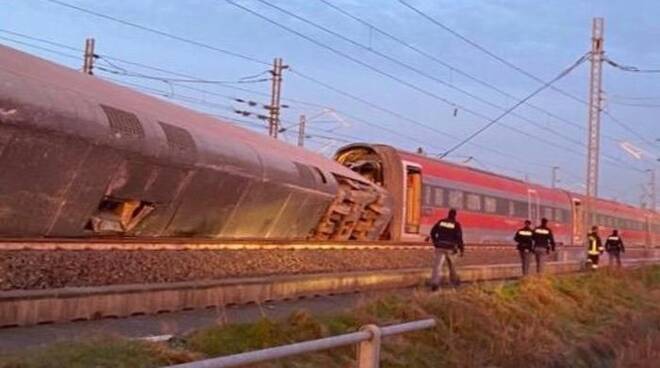 Treno Milano-Salerno deragliato, operai si difendono: «Scambio era in posizione giusta»