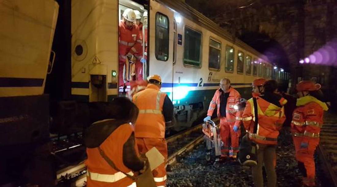 Cilento, treno bloccato nella notte: decine di passeggeri a bordo