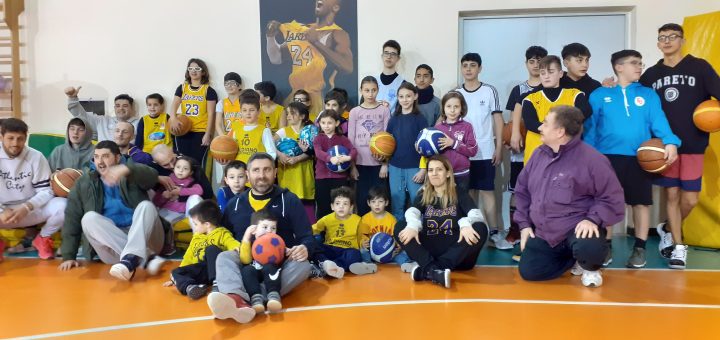 Giovani giocatori della Valdiano Pallacanestro in campo ricordano Kobe Bryant e sua figlia