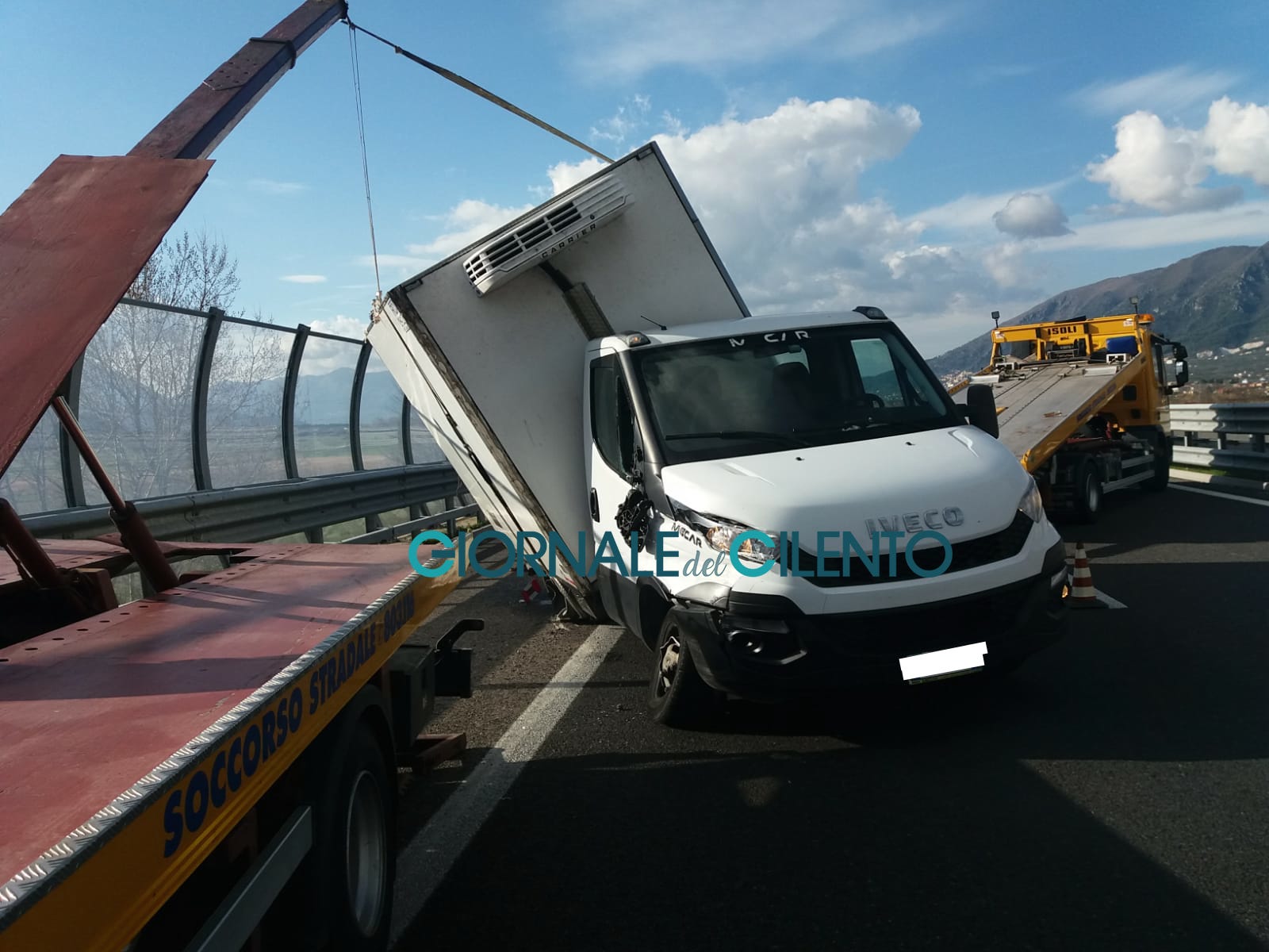 Furgone si ribalta in autostrada tra Sala Consilina e Padula, ferito conducente