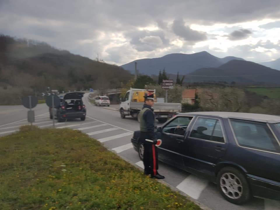 I carabinieri presidiano le strade del Vallo di Diano per combattere il Coronavirus