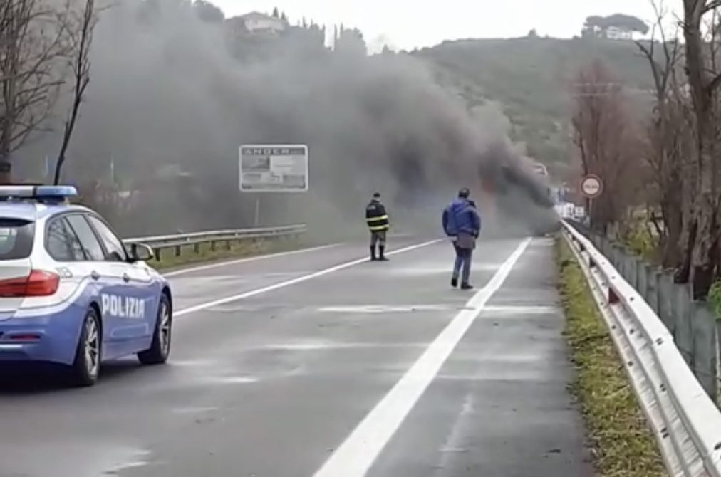 Cilentana, domato incendio camion: traffico regolare