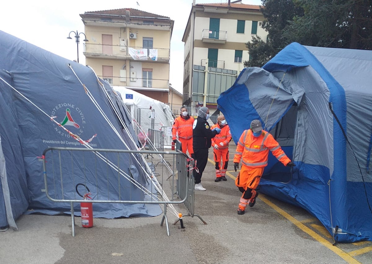 Coronavirus, installata altra tenda pre-triage fuori ospedale Polla