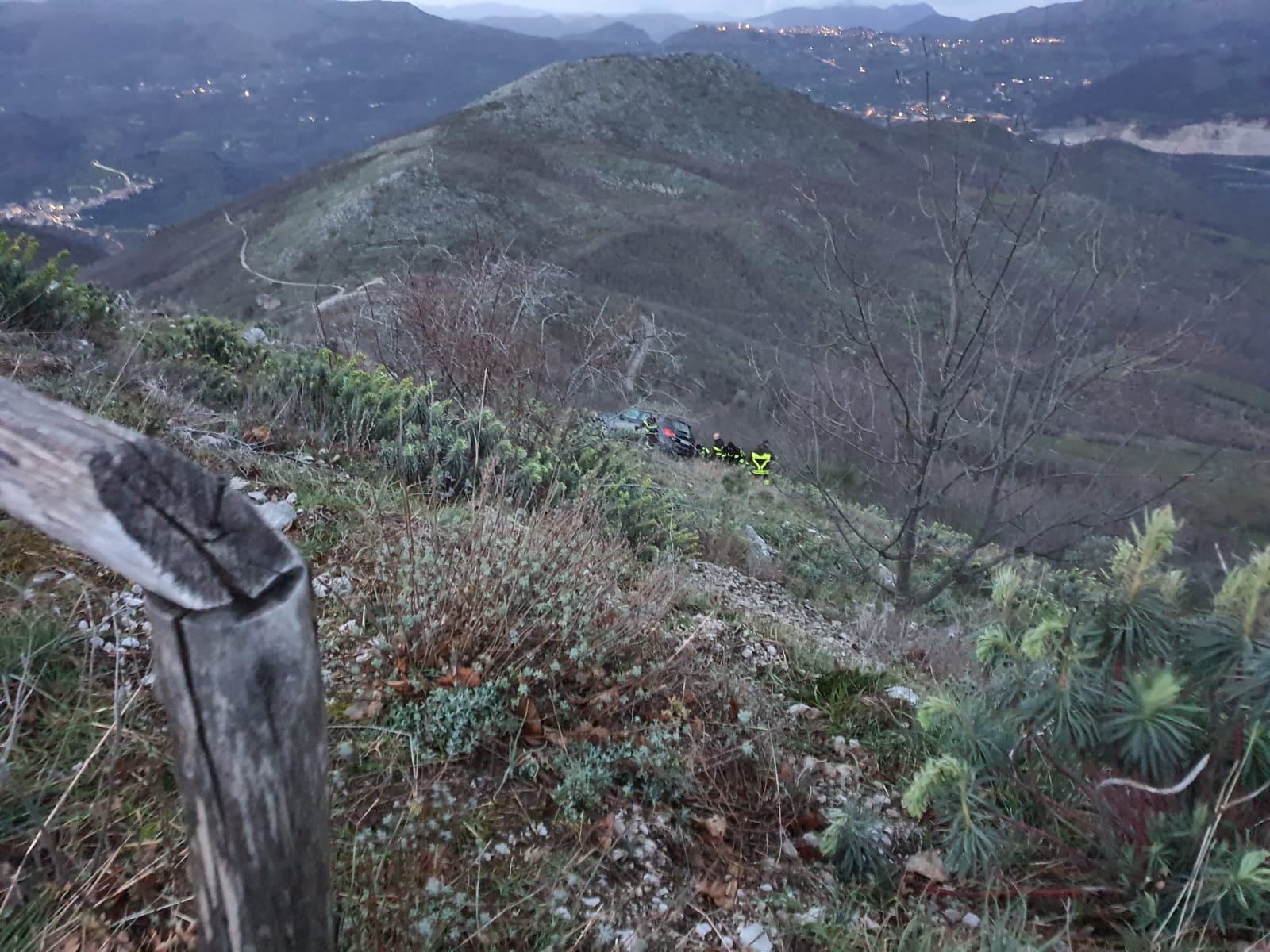 Paura a Polla, auto fuori strada rischia di finire nel dirupo