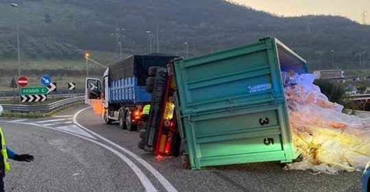 Incidente stradale, camion con rimorchio si ribalta a Sala Consilina