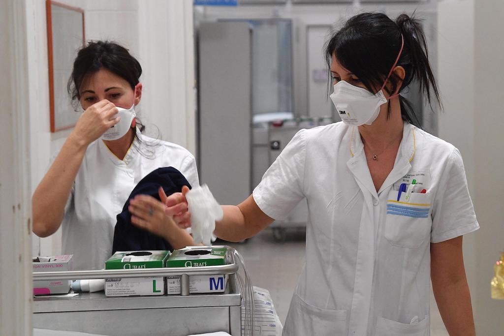 Coronavirus, emergenza infermieri: in Campania 48% in meno dei necessari