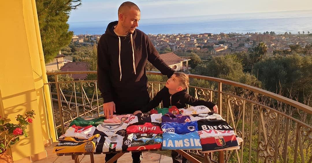 Coronavirus, D’Angelo mette all’asta collezione maglie da calcio per raccolta fondi ospedali