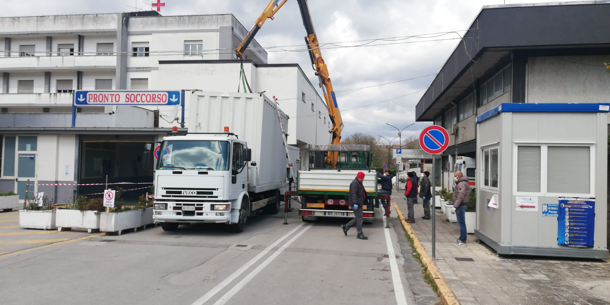 Coronavirus, montati all’ospedale di Polla container per pretriage