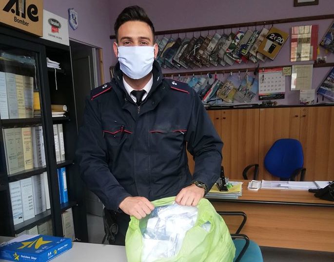 Le sarte di Roscigno donano mascherine ai carabinieri di Sala Consilina