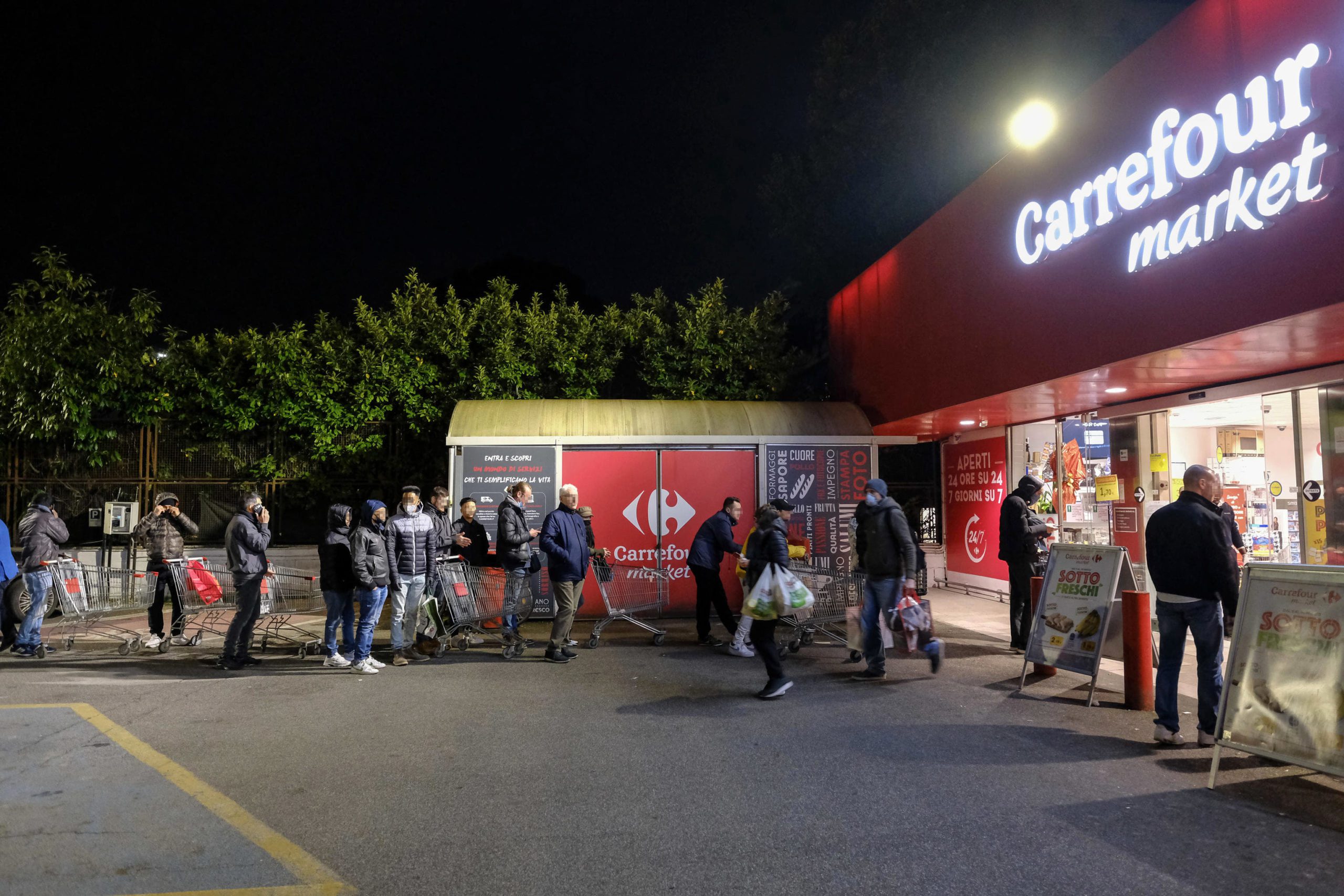 Coronavirus: Campania, supermercati h24 presi d’assalto