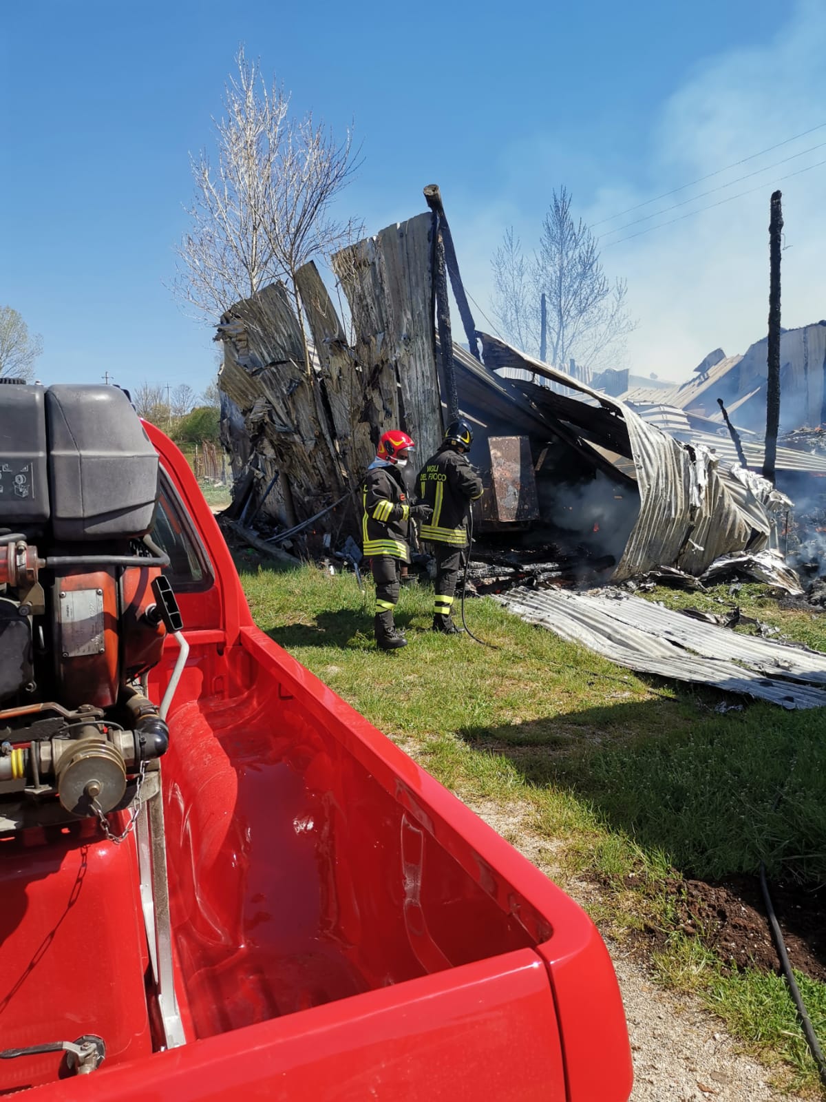 Montesano, incendio distrugge capanno struttura agricola | FOTO