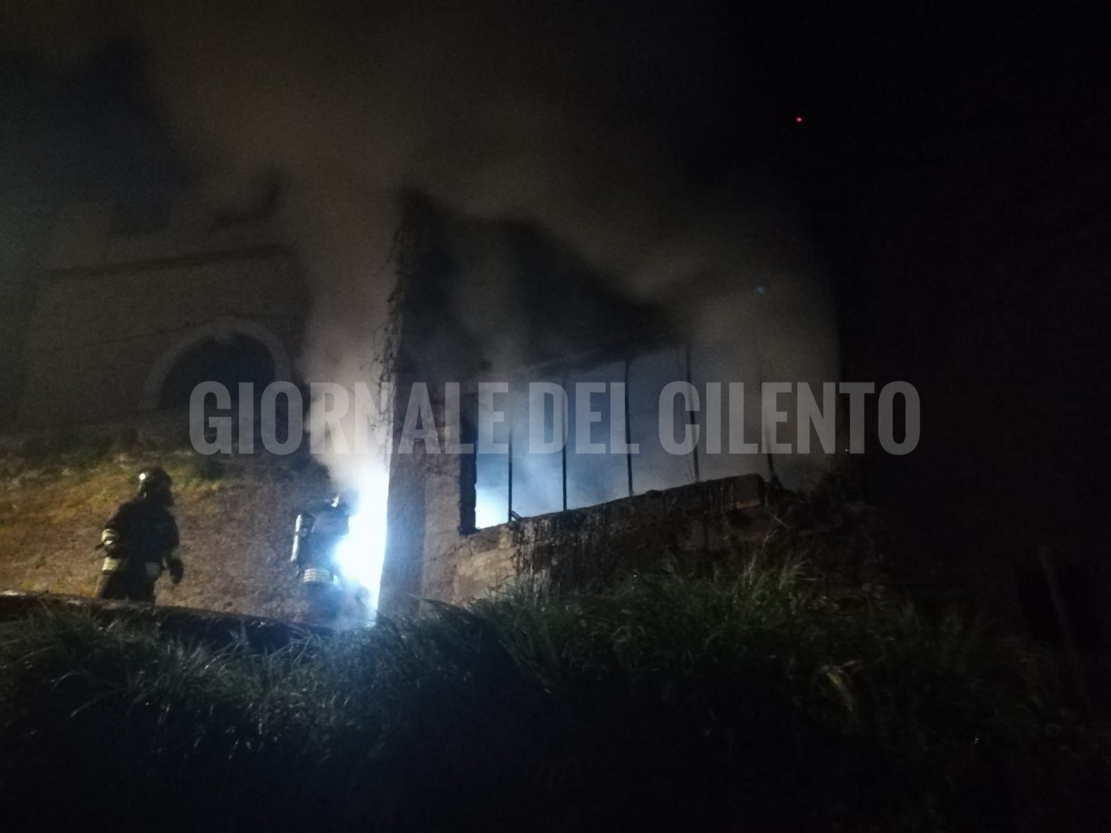 Atena Lucana, auto in fiamme in un garage: fumo invade centro storico