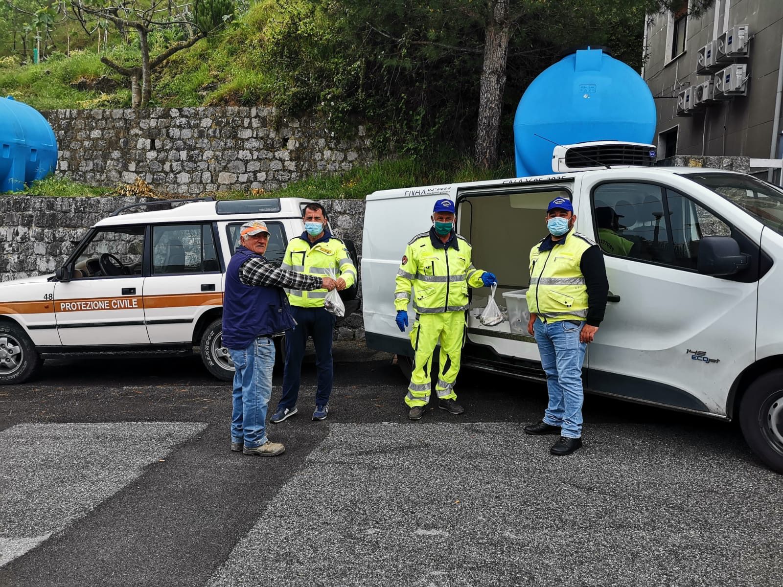 Pescatore regala 320 chili di pesce azzurro alle famiglie di Policastro