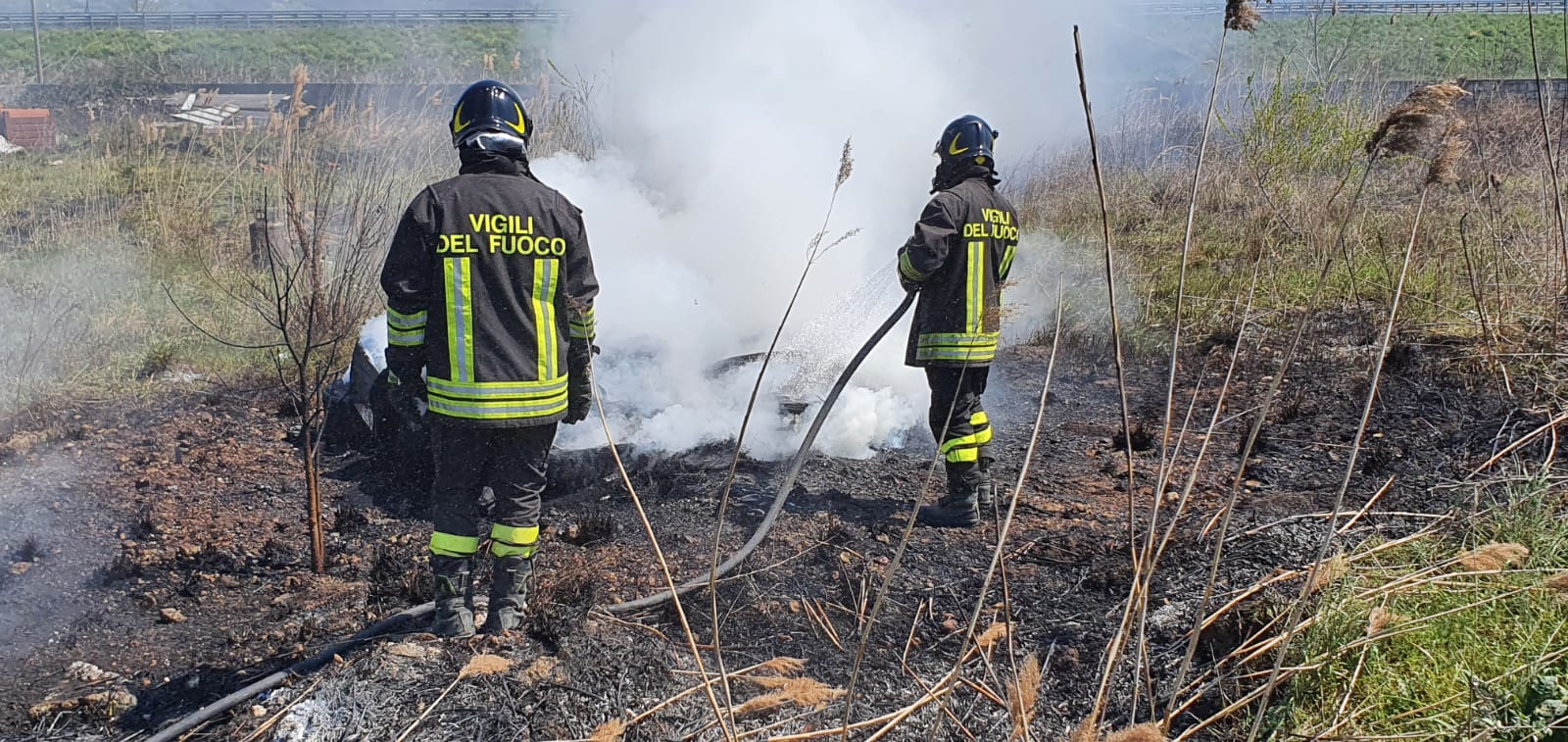 Incendio allo svincolo autostradale di Padula, in fiamme anche plastica