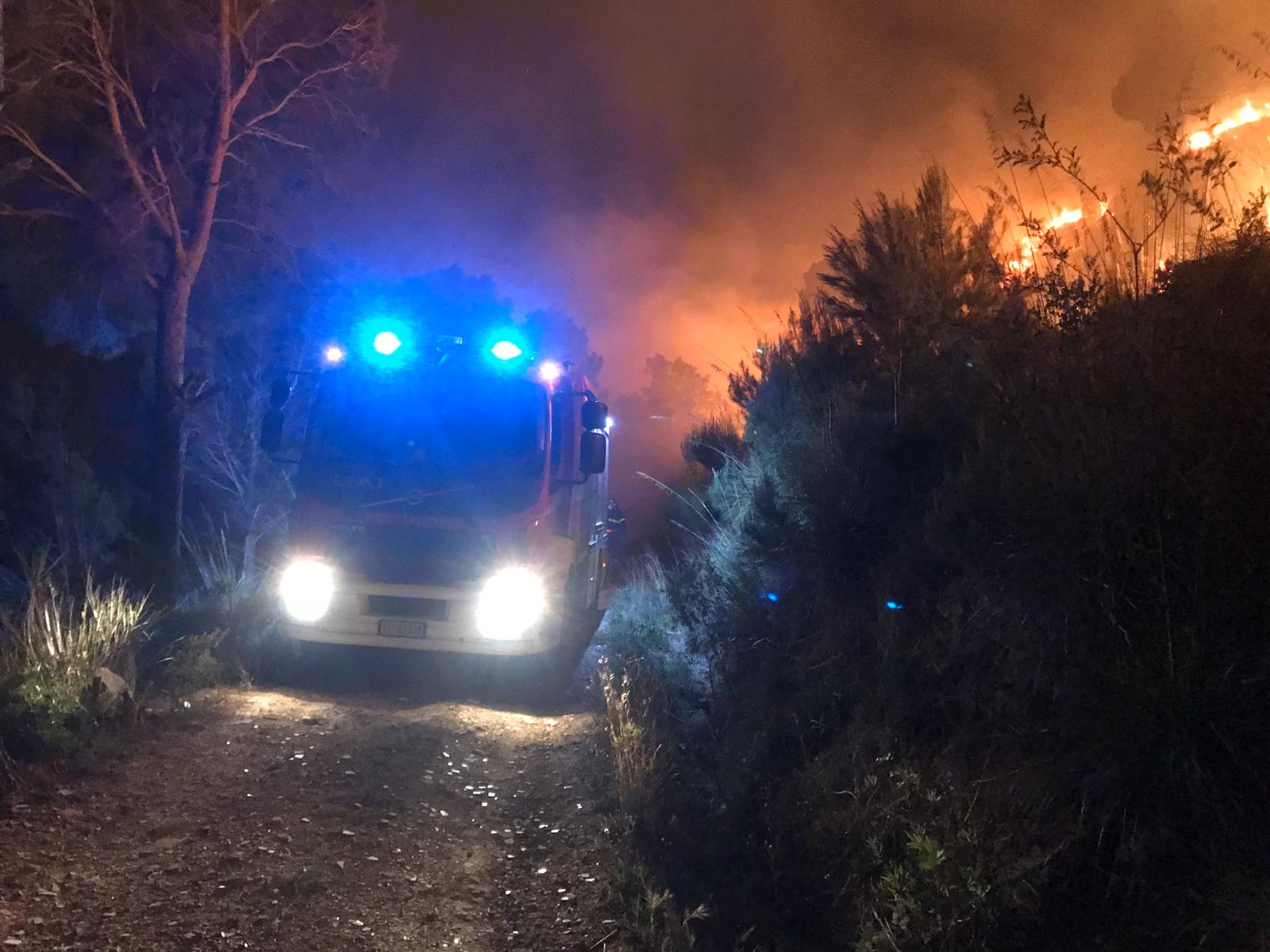 Incendio a Montecorice, fiamme lambiscono le case