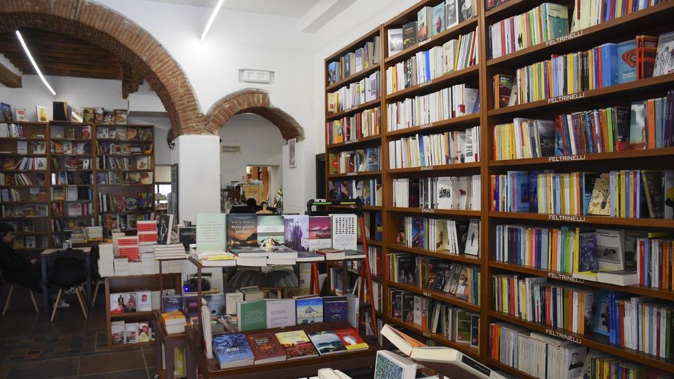 Virus, pugno duro De Luca: in Campania librerie non aprono