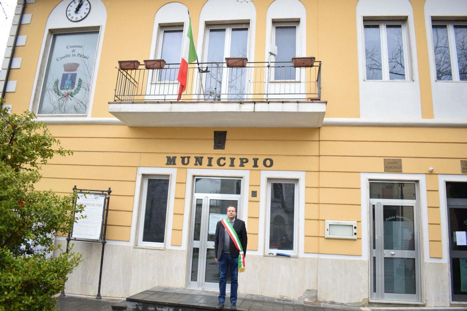 Caselle in Pittari, Nuzzo si ribella: «Bandiera dell’Europa non vicino al Tricolore»