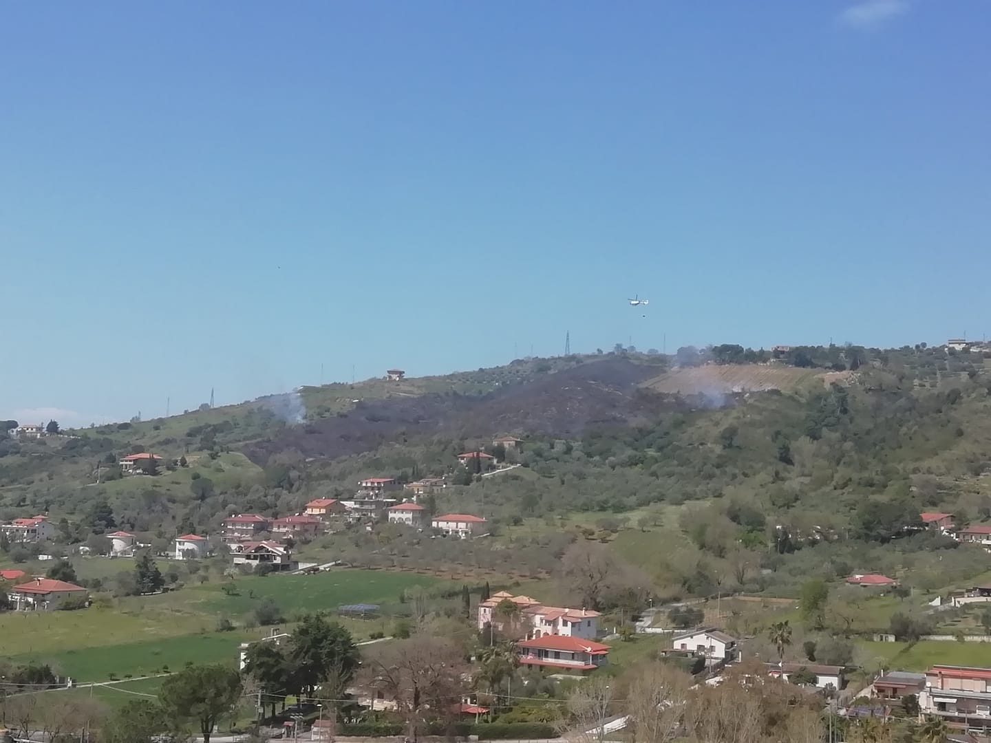 Cilento, fiamme lambiscono abitazioni: arriva elicottero