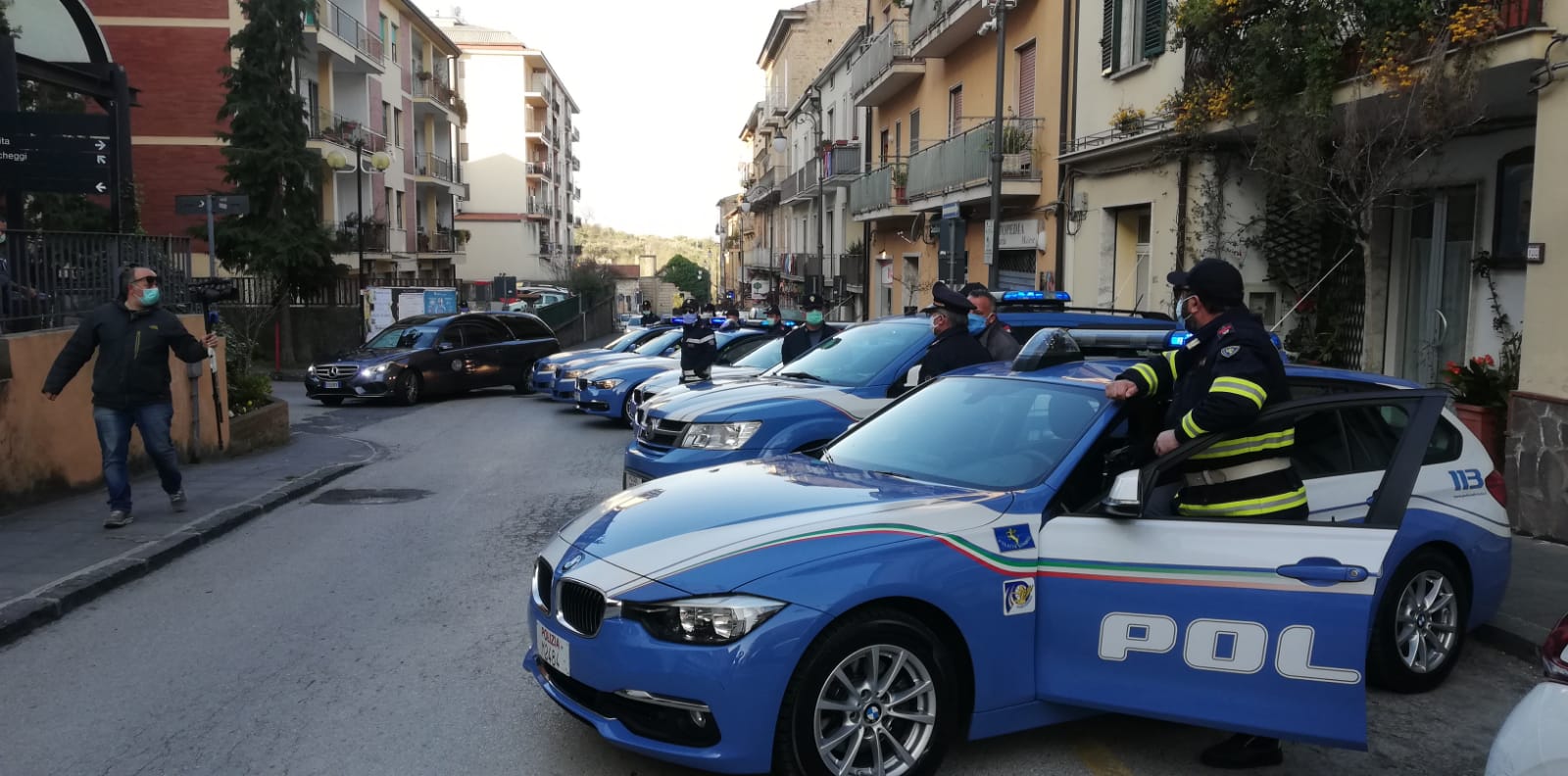 Coronavirus: polizia ringrazia personale medico ospedale Vallo della Lucania | VIDEO