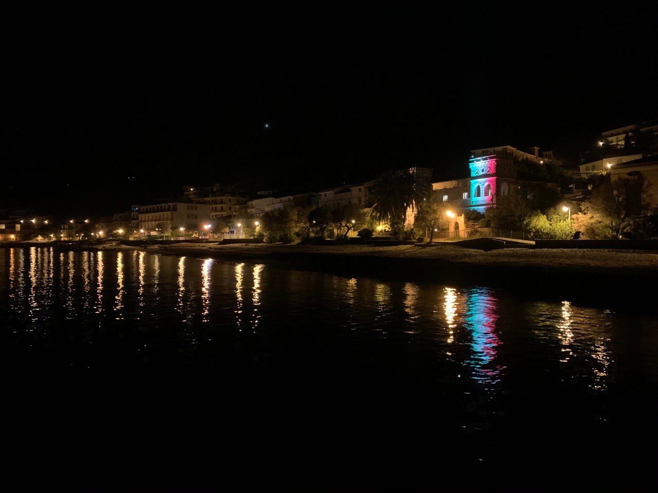 Pioppi, nel giorno della Liberazione palazzo Vinciprova illuminato dal tricolore