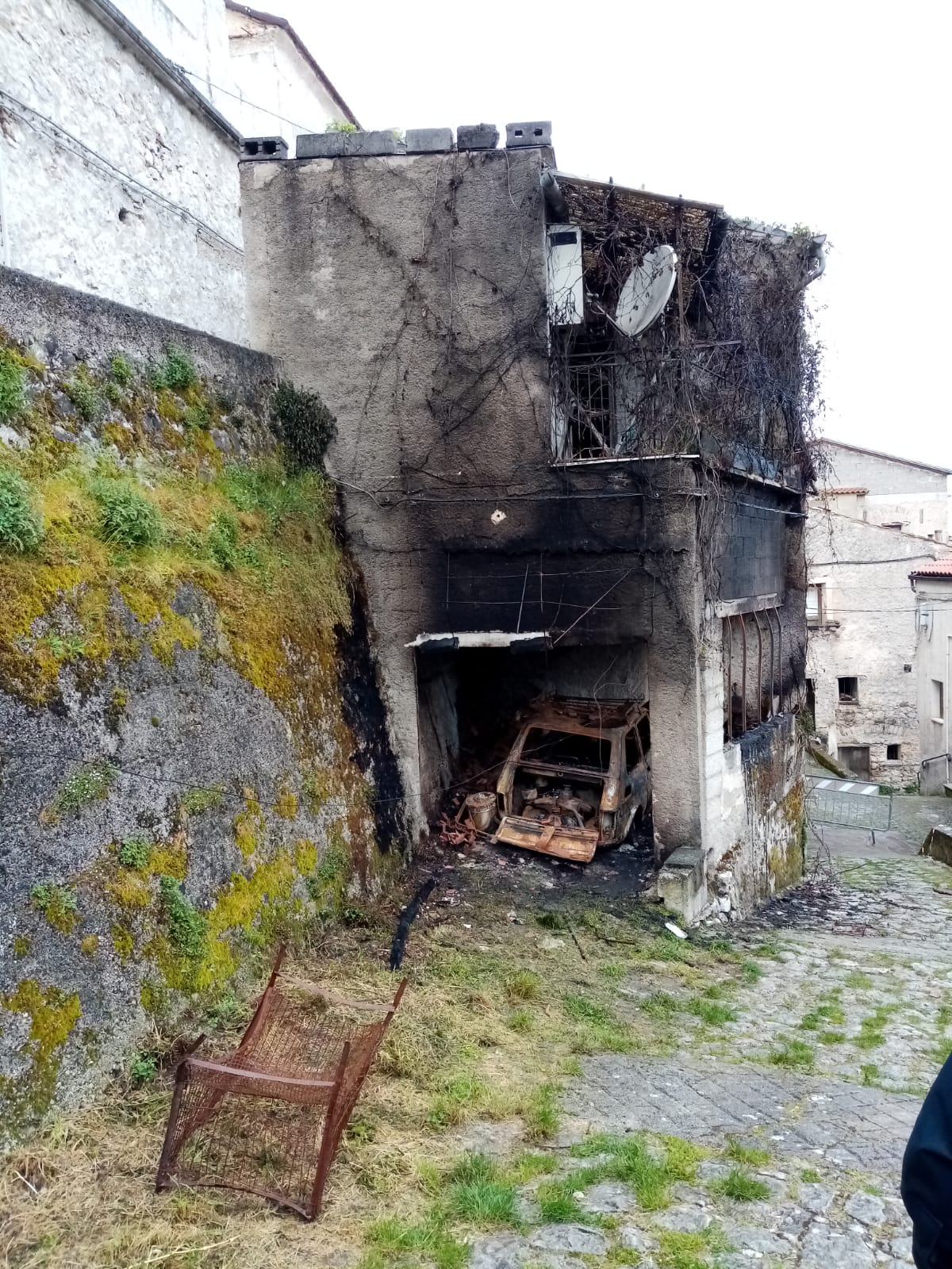 Atena Lucana, giovane appicca incendio: vanno a fuoco casa e automobile