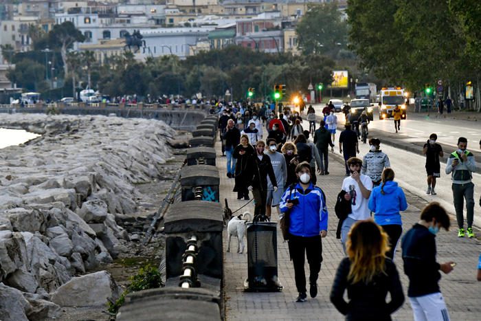 Campania, tutti in strada a fare jogging. De Luca: «Chiudo di nuovo»