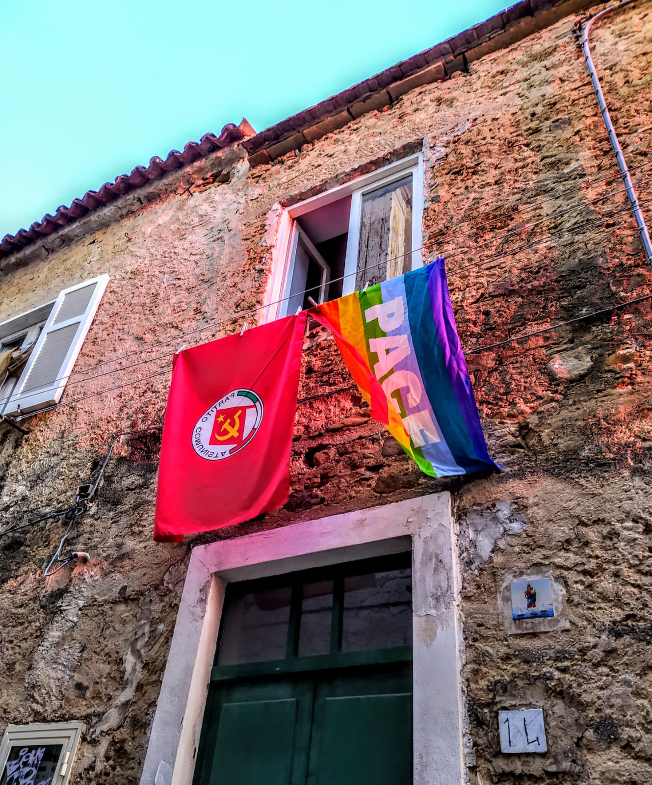 Liberazione, nei vicoli di Castellabate spuntano bandiere della pace e del Partito Comunista