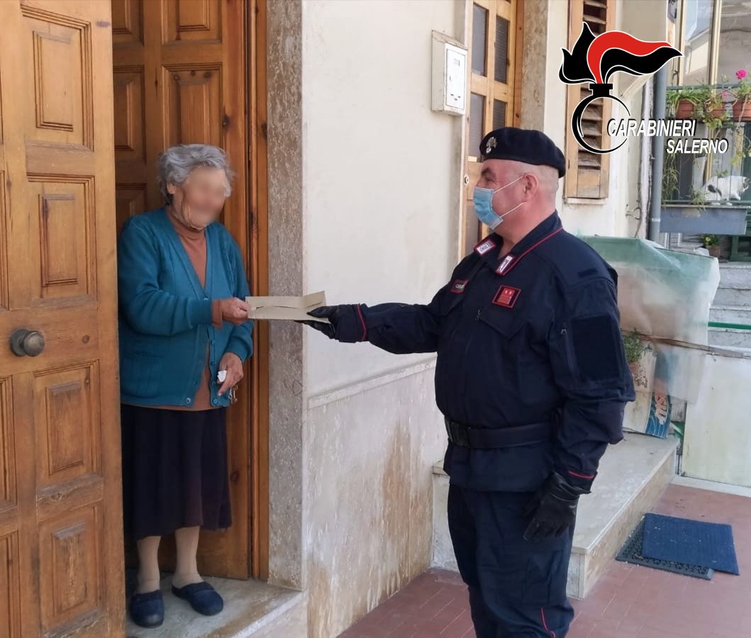 Coronavirus, anziana non può riscuotere la pensione: gliela consegnano i carabinieri di Auletta