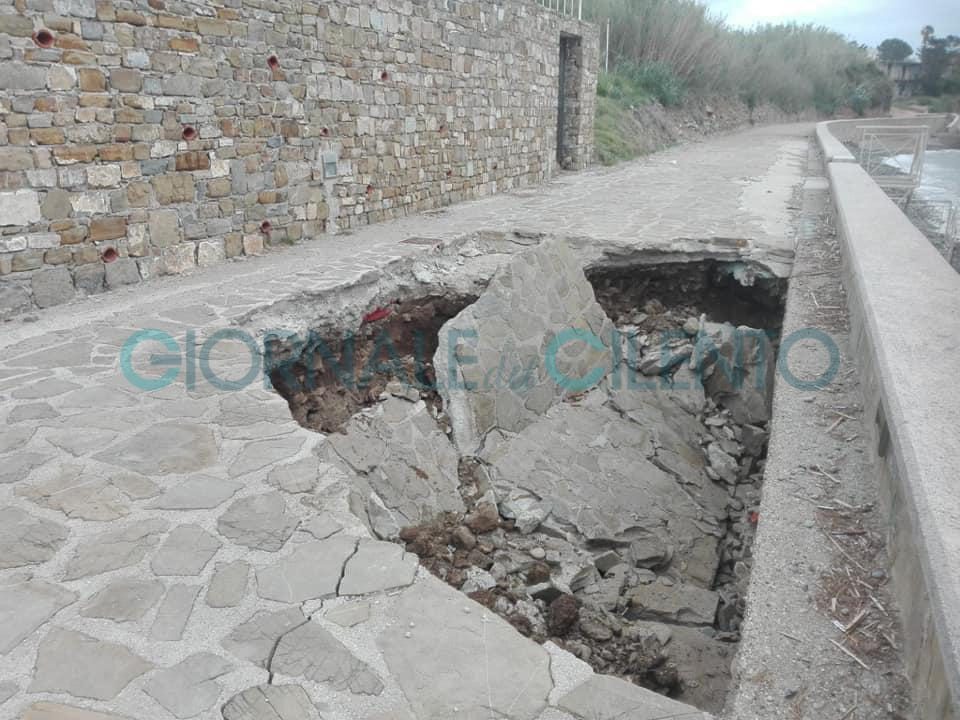 Montecorice, il mare si ‘mangia’ un pezzo del lungomare