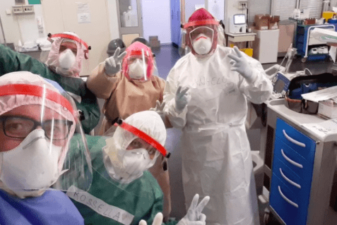 Coronavirus, il commovente video del personale sanitario dell’ospedale Ruggi di Salerno