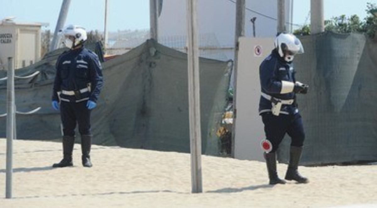 Cilento, mamma e figlioletto giocano in spiaggia: multati