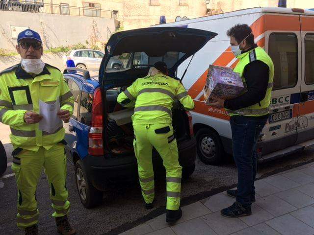 Dal centro distribuzione Curcio uova e colombe ai bambini di Sanza