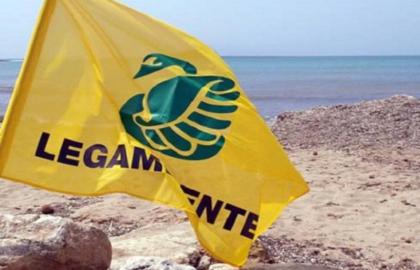 Spiagge pulite, volontari Legambiente al lavoro a Castellabate: caccia ai rifiuti